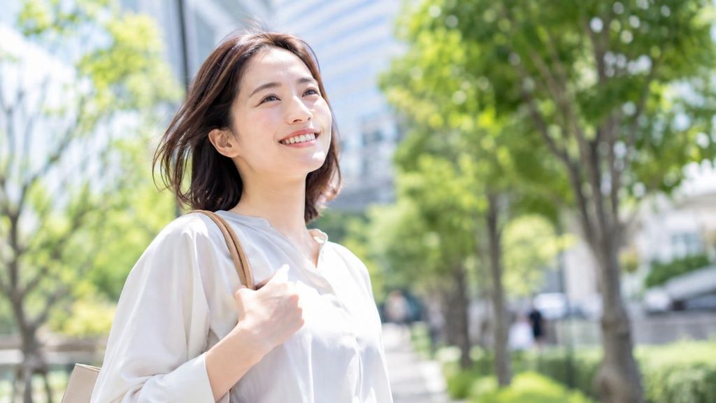 顎関節症の症状が改善し、笑顔で過ごす女性のイメージ